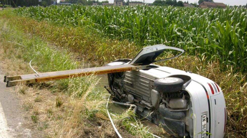Auto sbanda e finisce nel canale Conducente illeso, madre ferita
