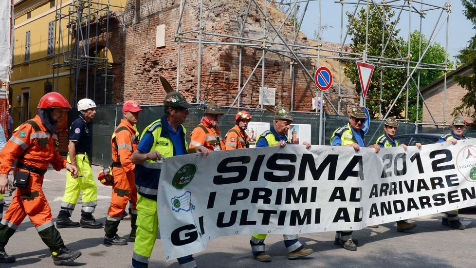 L’abbraccio di Finale agli alpini VIDEO FOTO