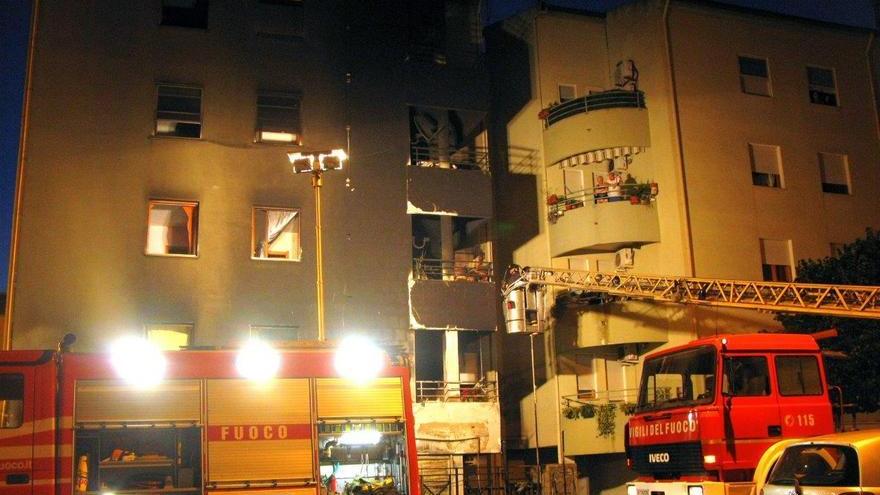 Paura a Sant’Orsola: incendio devasta un bar, palazzo evacuato 