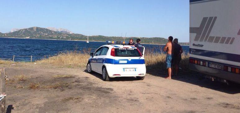 Olbia, in spiaggia con la roulotte, tedeschi multati 