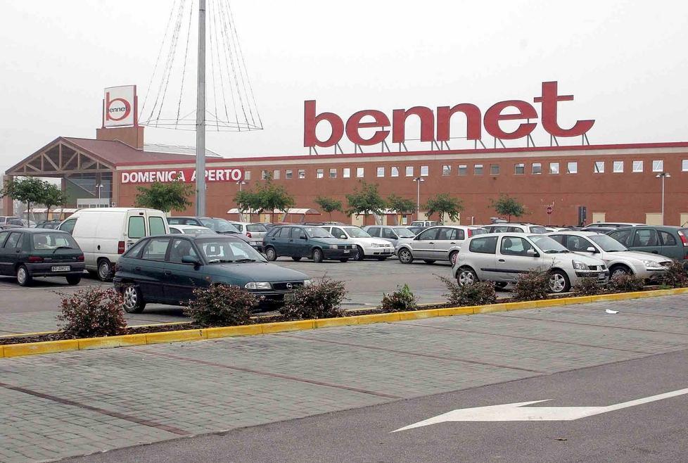 Cerca di rubare la carne da dare al cane 