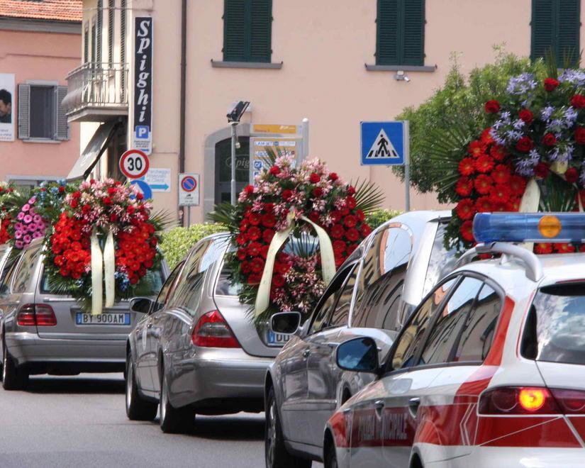 “Perché ai funerali degli operai cinesi tanti gonfaloni e poche persone?” 