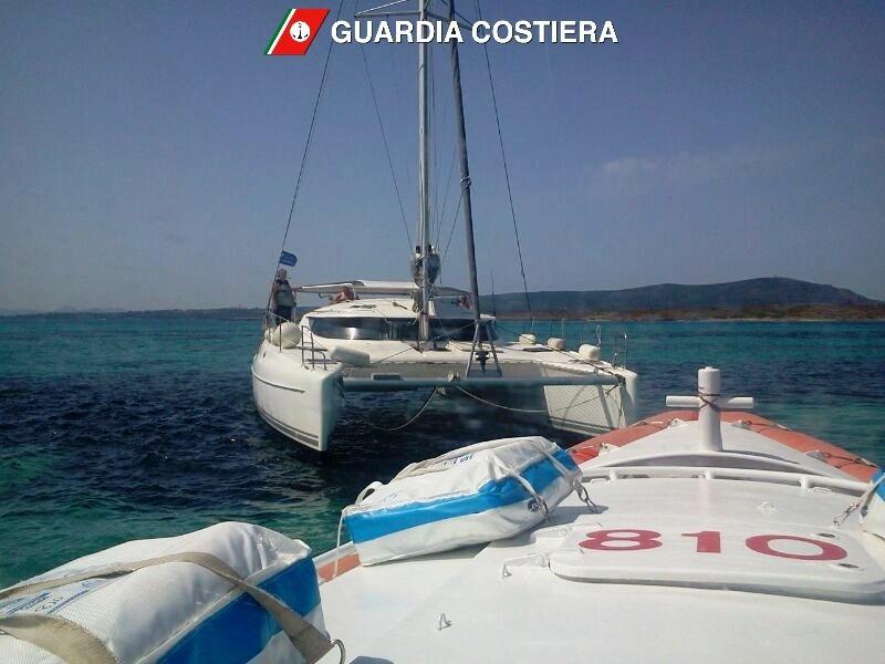 Catamarano francese nella secca di Fornelli, la Guardia costiera salva sette turisti 
