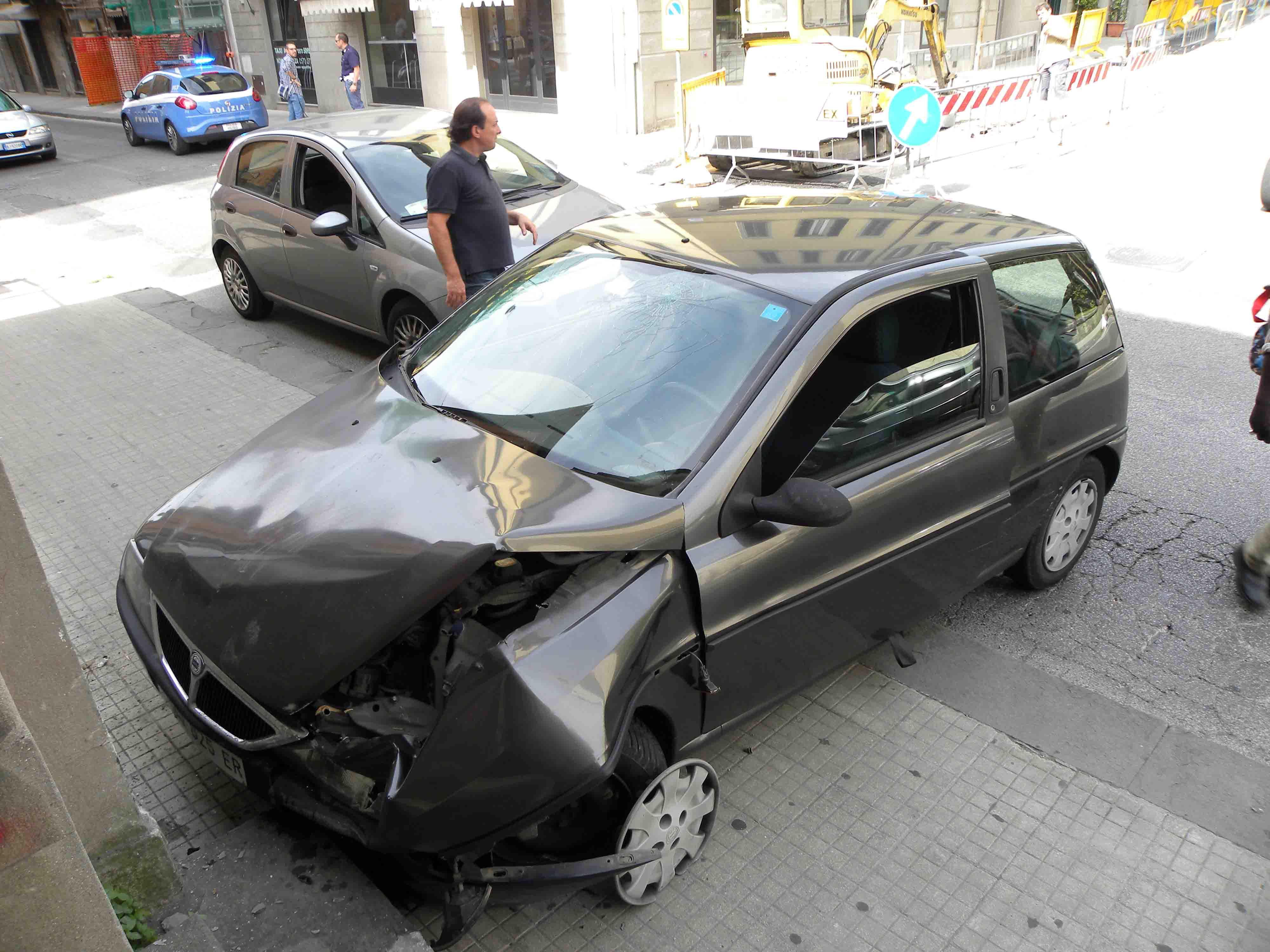 Rubano una cassaforte, fuggono e distruggono l’auto in pieno centro