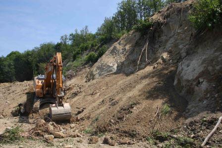 Strada chiusa per la frana «Lavori cari e inefficaci» 