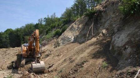 Strada chiusa per la frana «Lavori cari e inefficaci»
