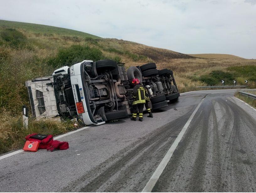 Autocisterna si ribalta alla Bacchettona 