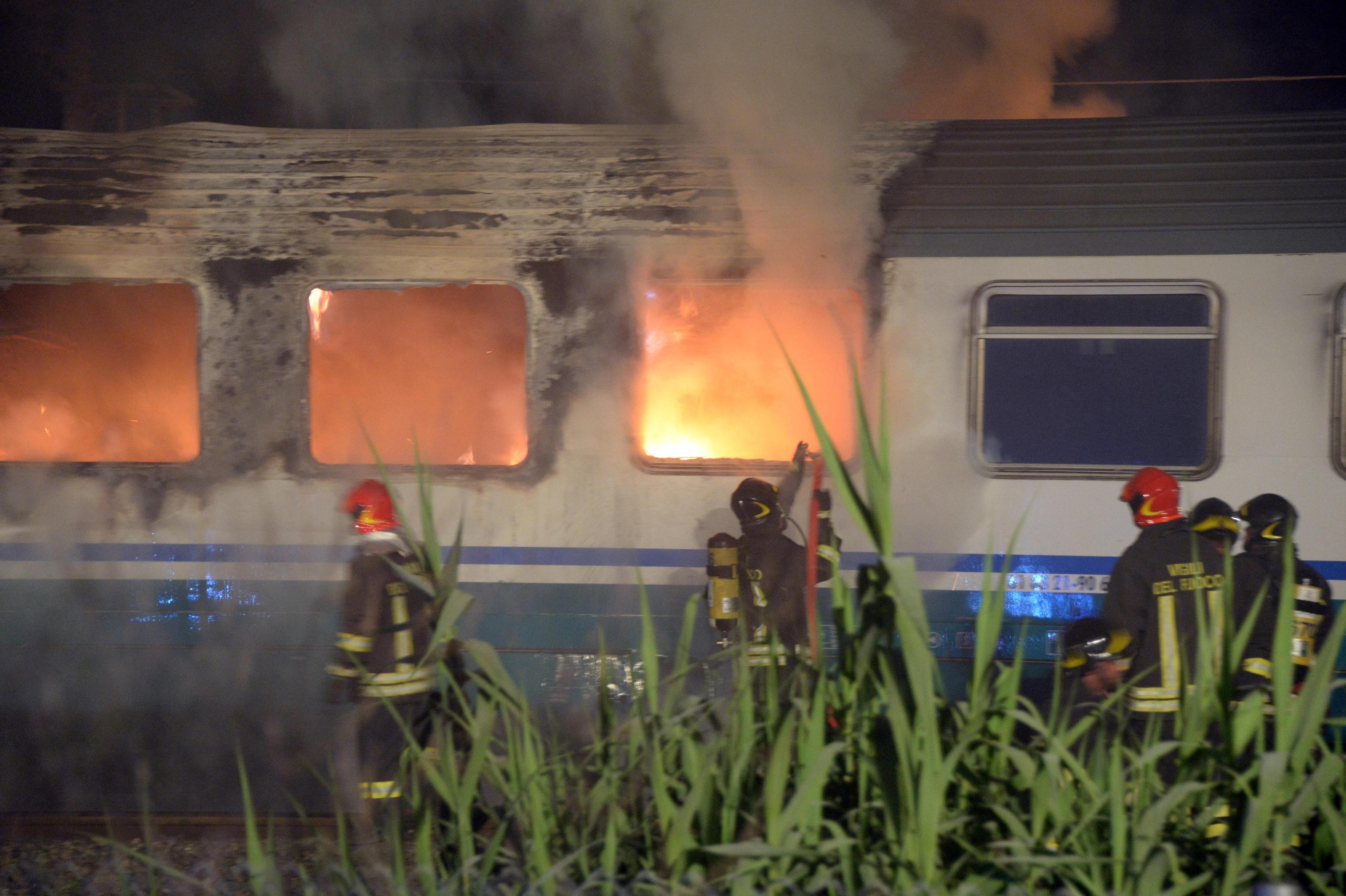 Rogo sul treno a Migliarino: quel vagone non doveva andare a fuoco 