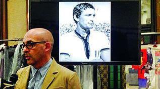 Maglie, giacche e football: l’omaggio di Marras a Riva