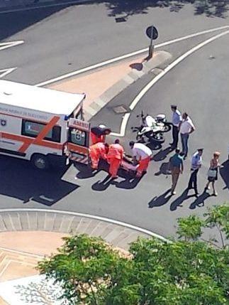 Motociclista ferito nella rotonda 