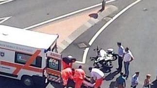 Motociclista ferito nella rotonda