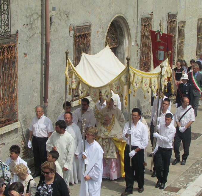 Comacchio, Corpus Domini processione con il vescovo