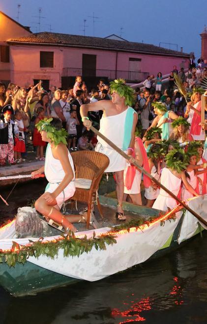 Parata di barche sui canali per iniziare bene l’estate