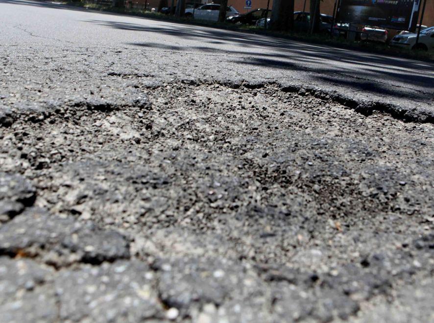 Incrocio a rischio per una grossa buca lungo l’onda verde