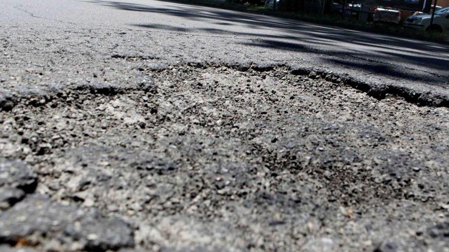Incrocio a rischio per una grossa buca lungo l’onda verde