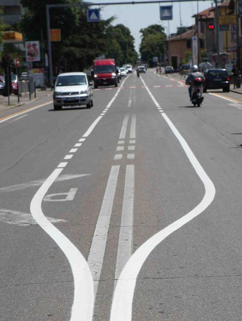 Nuovi spartitraffico in via Emilia all’Angelo 