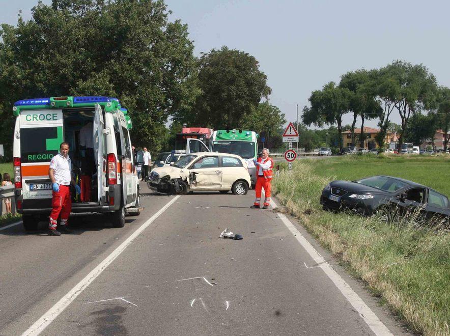Scontro tra quattro auto, sei feriti a Fogliano 