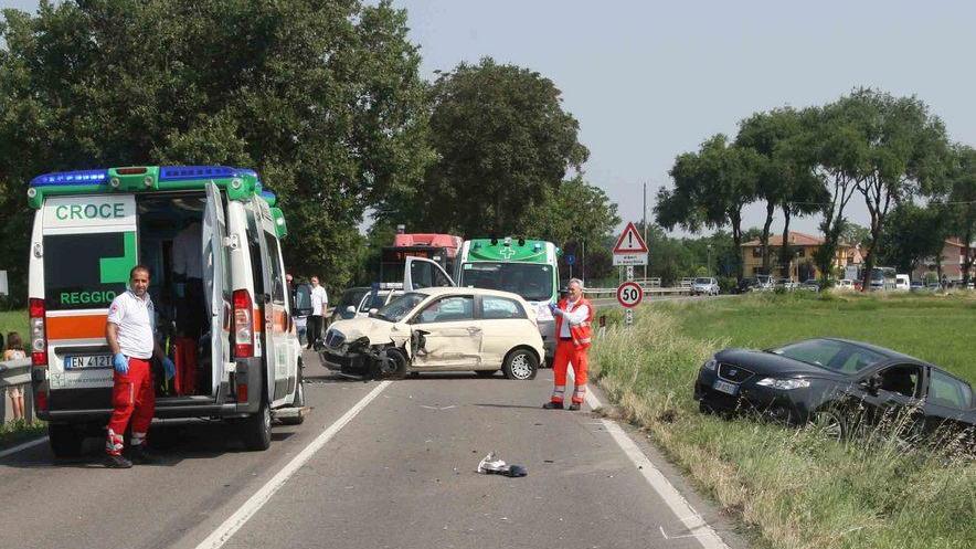 Scontro tra quattro auto, sei feriti a Fogliano
