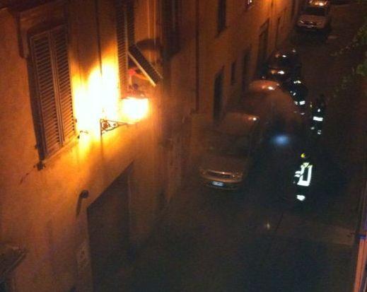 Auto a fuoco nella notte, paura in pieno centro 