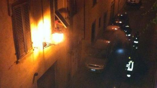 Auto a fuoco nella notte, paura in pieno centro