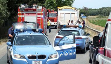 Muore nell’auto schiacciata dal camion 