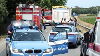 Muore nell’auto schiacciata dal camion