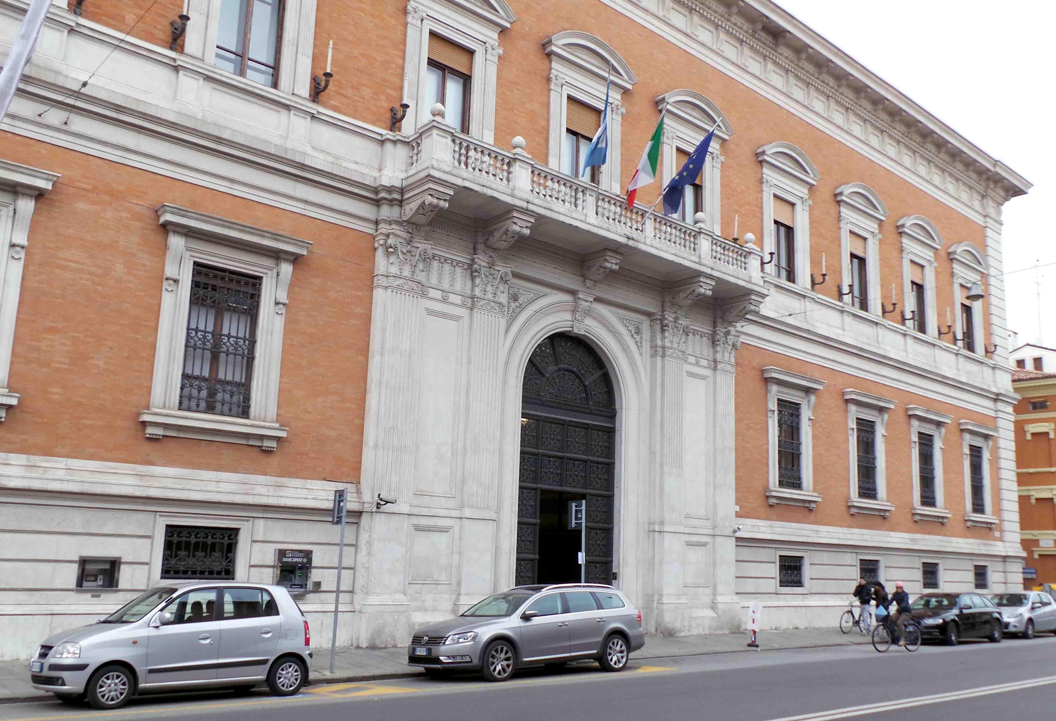 La sede centrale della Cassa di Risparmio di Ferrara in corso Giovecca