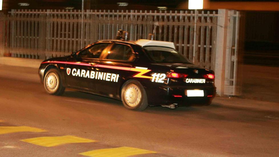 Folle inseguimento nella notte, i carabinieri recuperano un'auto rubata 