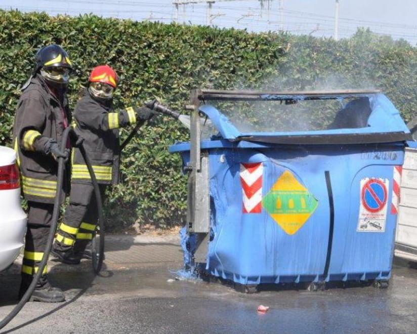 Fiamme a due passi dal centro di Cecina 