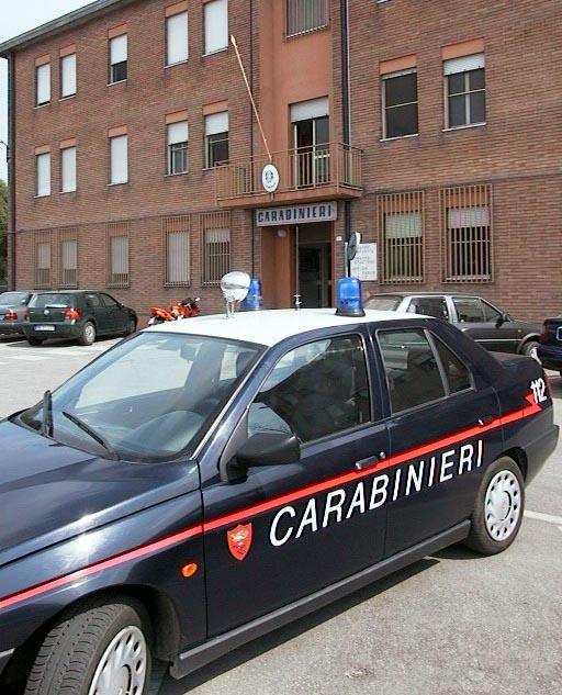 Due in maschera rapinano la tabaccheria