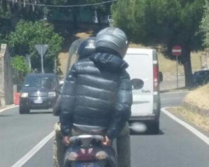 In scooter col piumino ma senza patente 