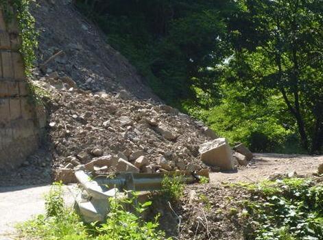 Strada off-limits da 5 mesi, sale la polemica 