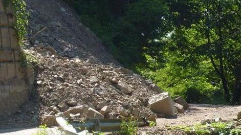 Strada off-limits da 5 mesi, sale la polemica