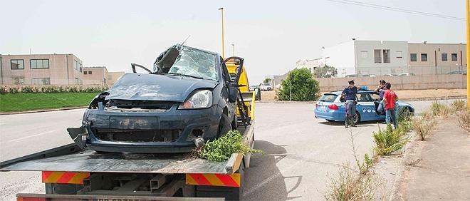 Con l'auto contro un camion, un morto e un ferito grave 