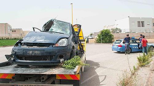 Con l'auto contro un camion, un morto e un ferito grave