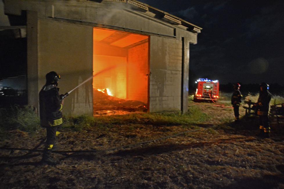 Incendio doloso distrugge fienile nelle campagne di Bortigali 