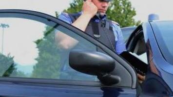 Perseguita e minaccia la ex con una mazza: camionista arrestato