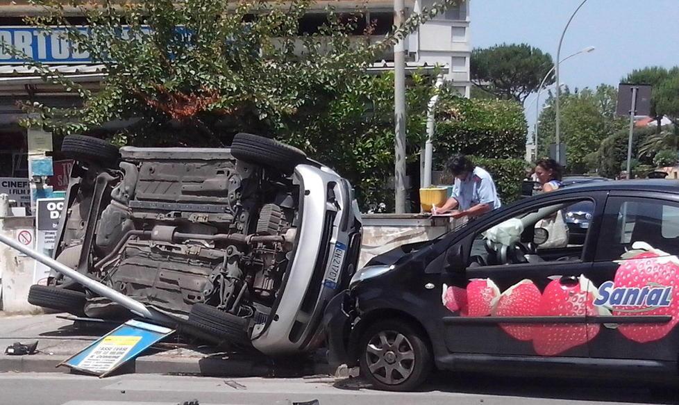 L’auto ribaltata rischia di sfondare l’edicola 