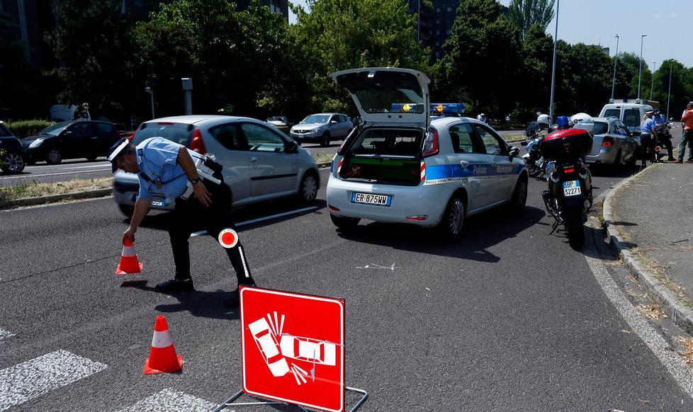 Anziana in bici travolta da un’auto 