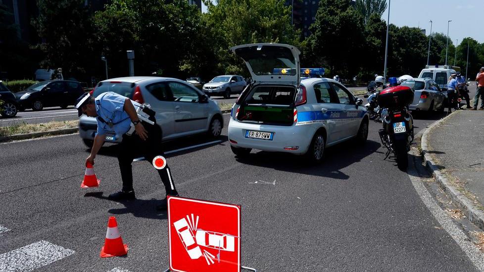 Anziana in bici travolta da un’auto