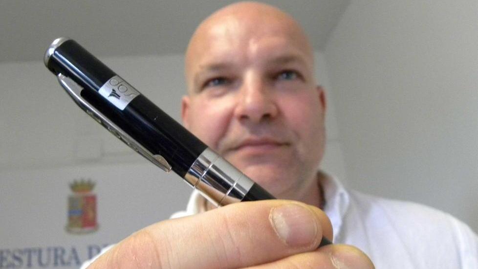 La polizia come 007: ecco le penne spia
