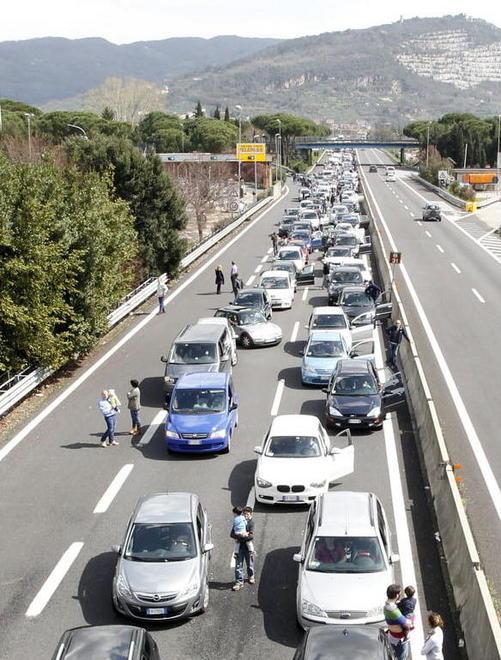 Incidente sull’autostrada A11 provoca una coda di tre km