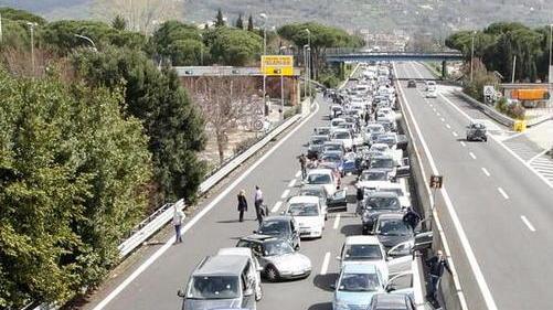 Incidente sull’autostrada A11 provoca una coda di tre km