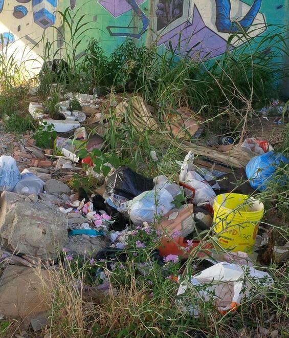 Tavolini, sanitari e rifiuti abbandonati