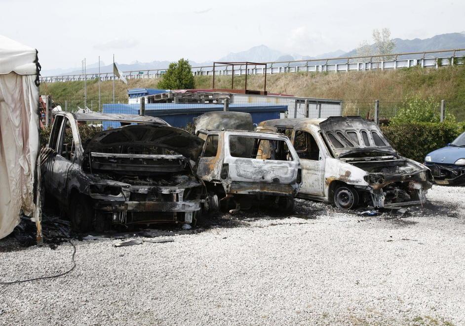 Tre auto a fuoco nel piazzale dell’officina Stilauto
