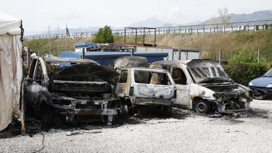 Tre auto a fuoco nel piazzale dell’officina Stilauto