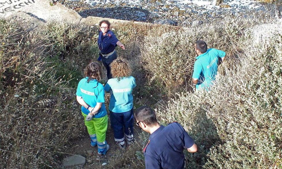 Urla e spaventa i passanti, fermato