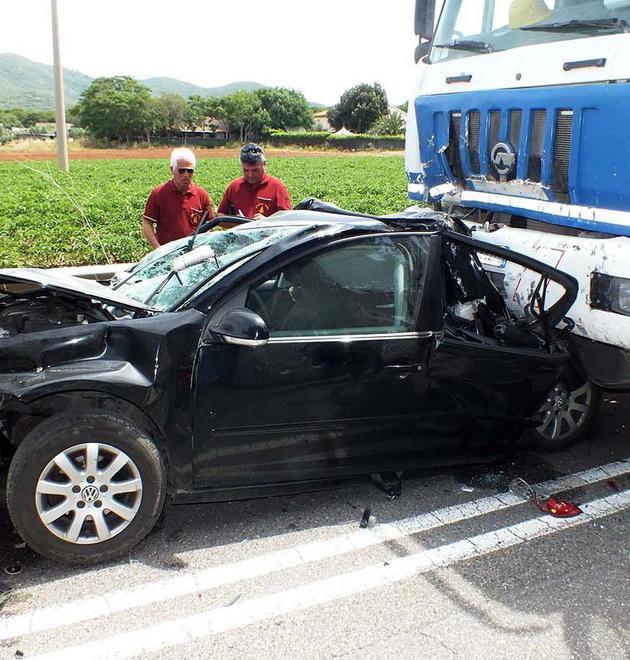 Muore schiacciato tra un’auto e un camion 