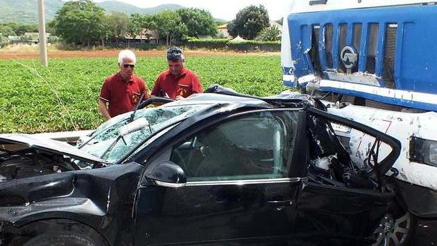 Muore schiacciato tra un’auto e un camion