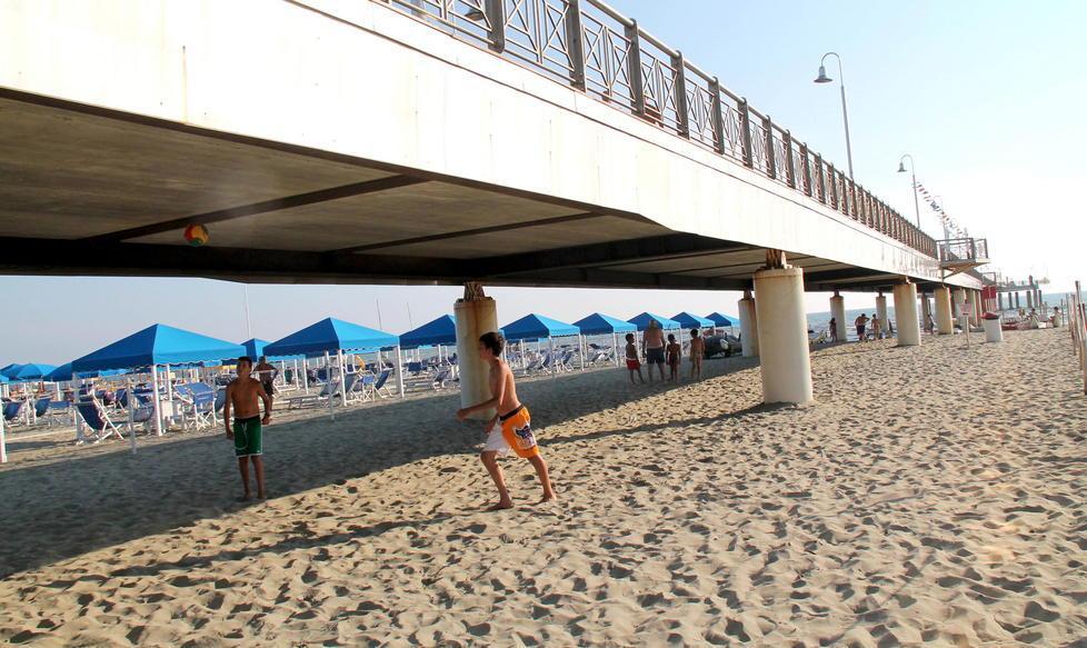 I balneari: pasti fuori legge sotto il pontile